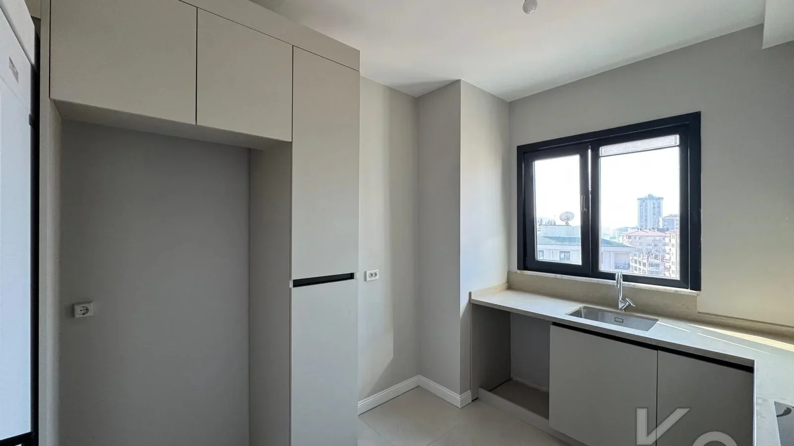 Laci̇vert Cadde Kozyataği Central Hospi̇tal Yakını Sıfır 95 M² Net