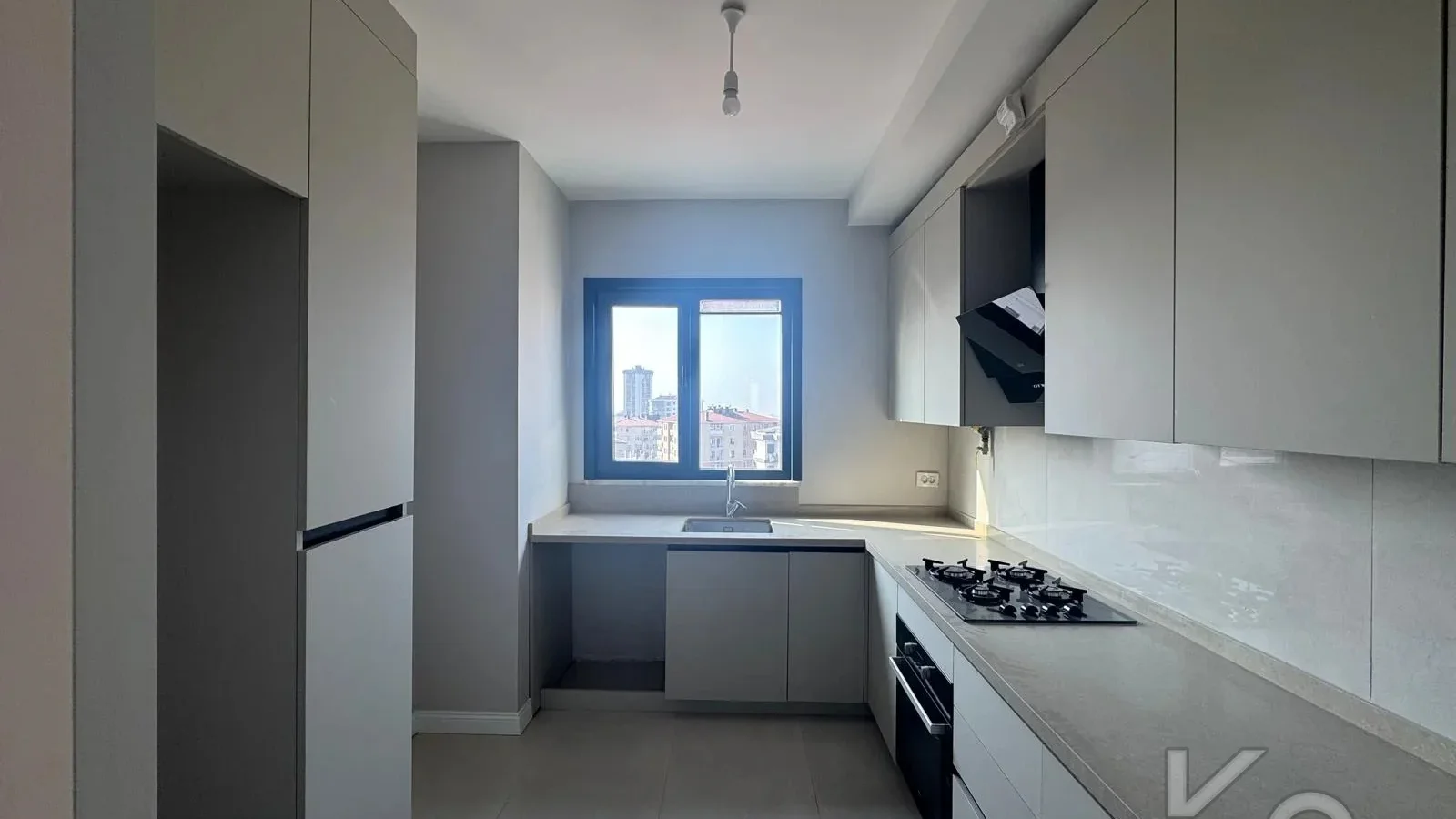 Laci̇vert Cadde Kozyataği Central Hospi̇tal Yakını Sıfır 95 M² Net