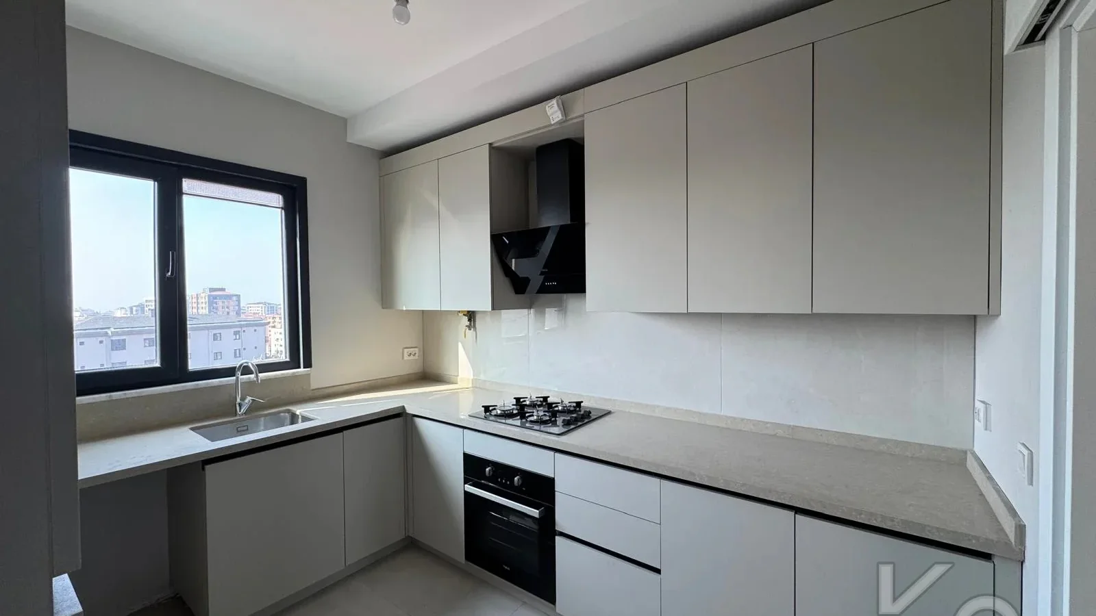 Laci̇vert Cadde Kozyataği Central Hospi̇tal Yakını Sıfır 95 M² Net