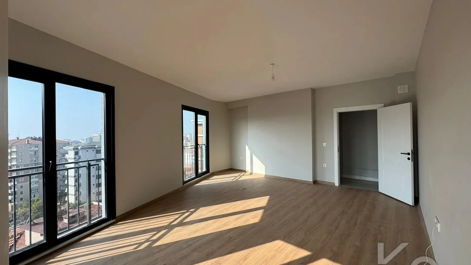 Laci̇vert Cadde Kozyataği Central Hospi̇tal Yakını Sıfır 95 M² Net