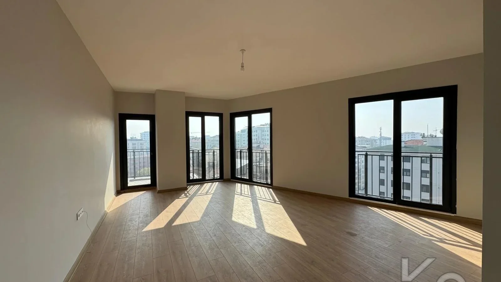 Laci̇vert Cadde Kozyataği Central Hospi̇tal Yakını Sıfır 95 M² Net