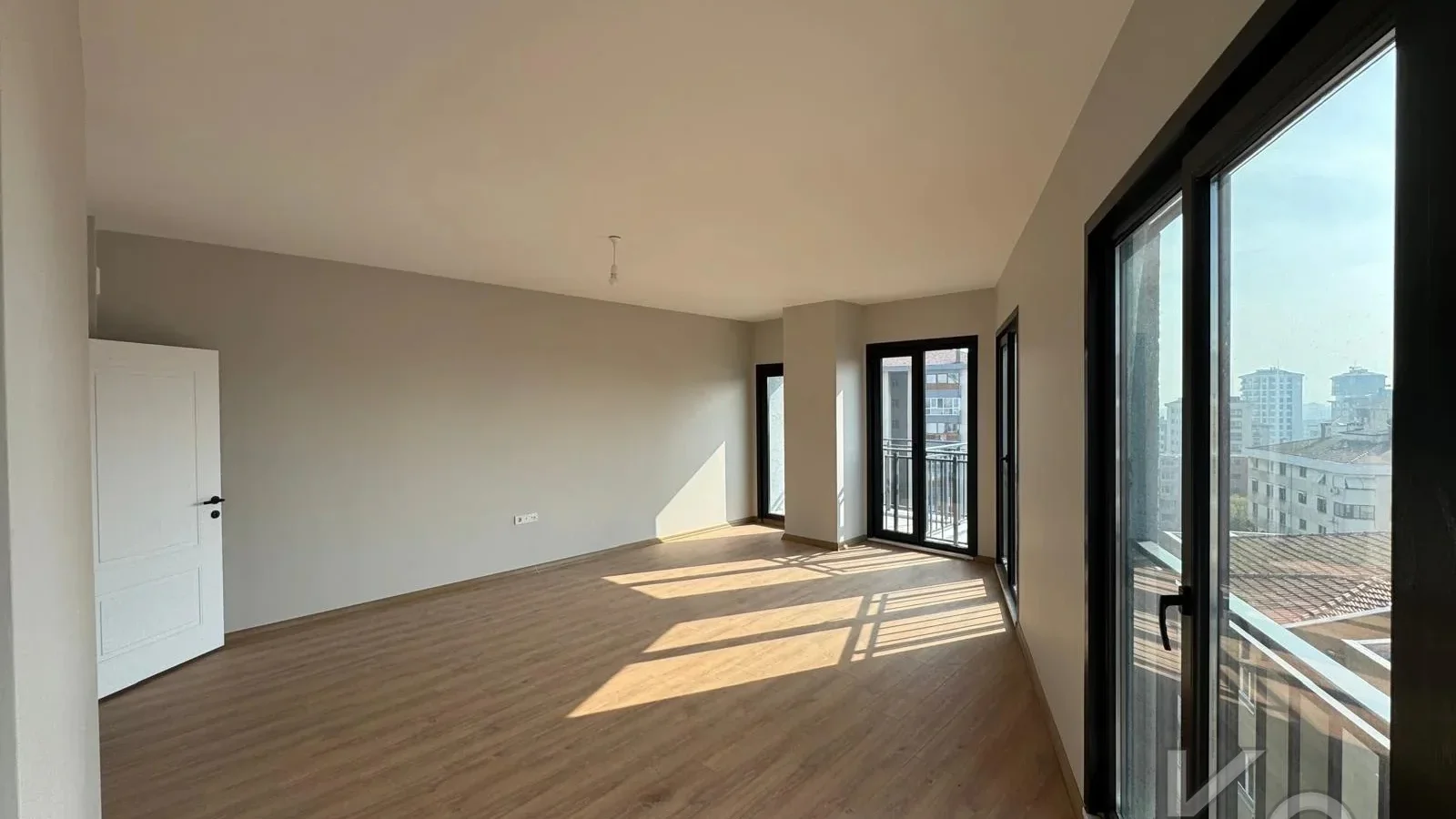 Laci̇vert Cadde Kozyataği Central Hospi̇tal Yakını Sıfır 95 M² Net