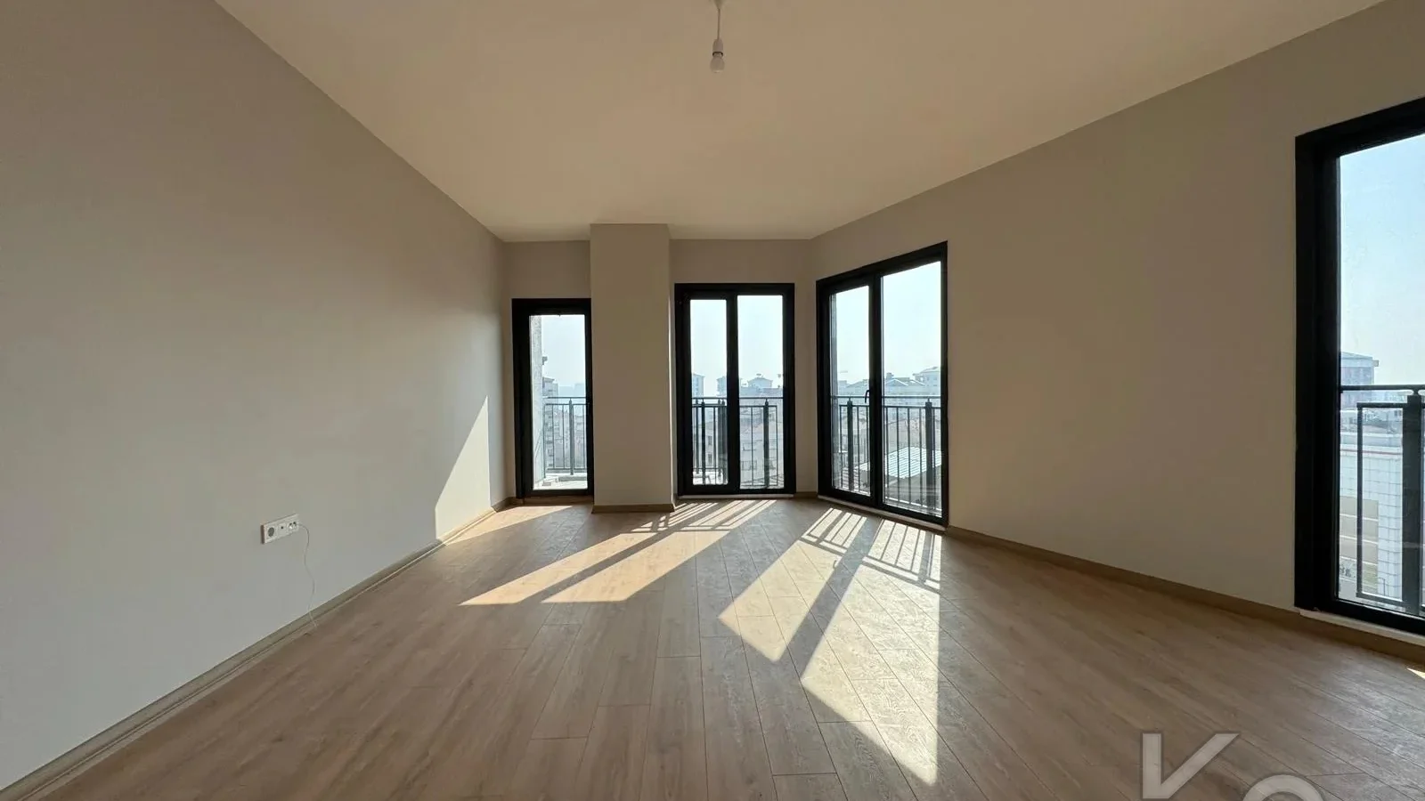 Laci̇vert Cadde Kozyataği Central Hospi̇tal Yakını Sıfır 95 M² Net