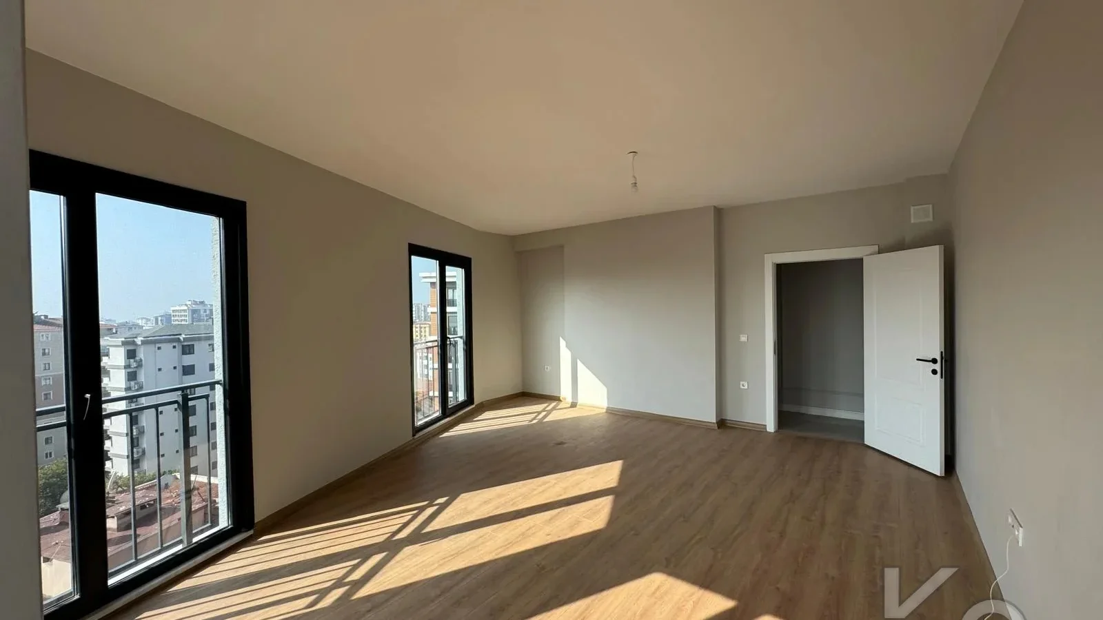Laci̇vert Cadde Kozyataği Central Hospi̇tal Yakını Sıfır 95 M² Net