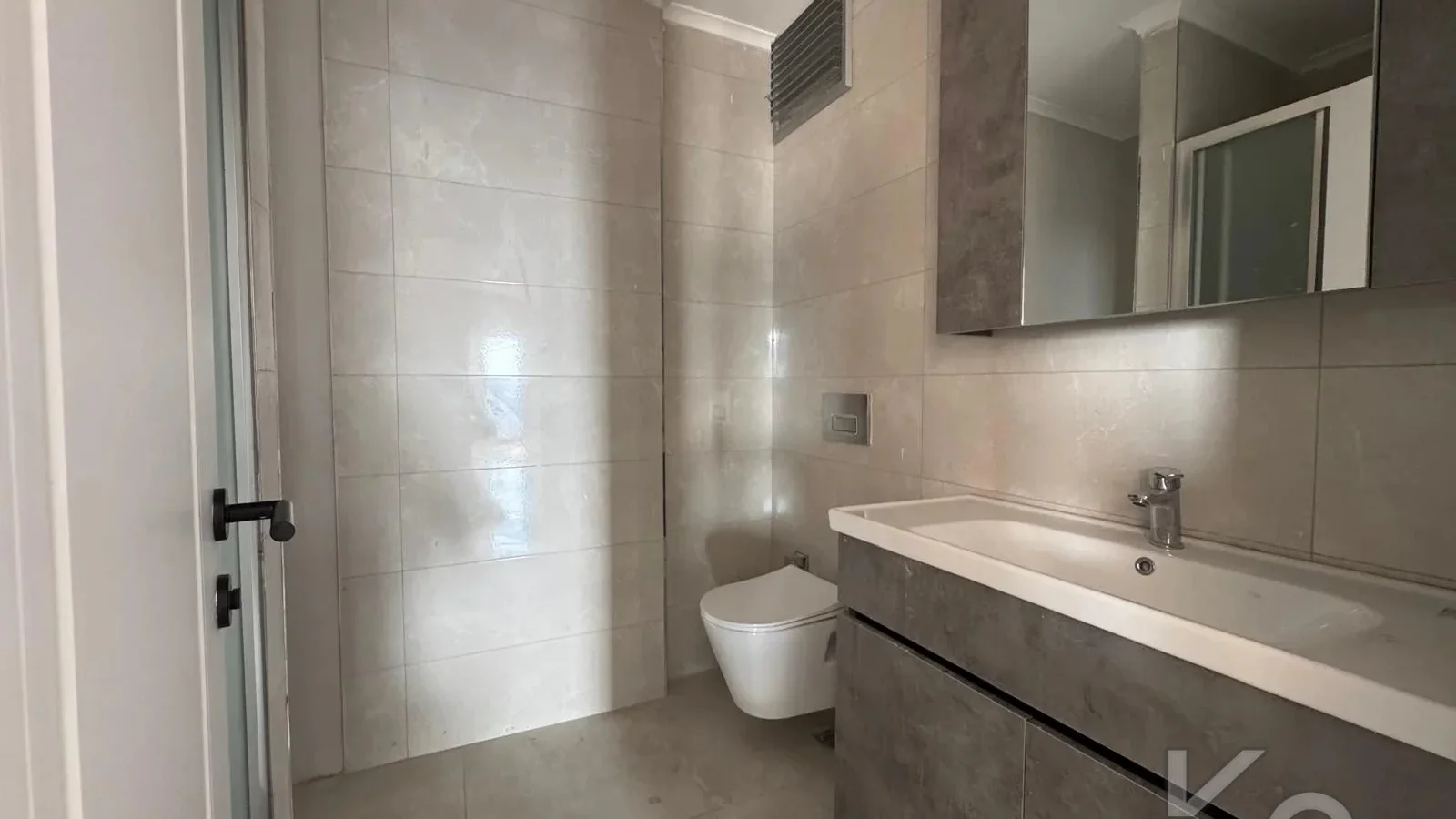 Laci̇vert Cadde Kozyataği Central Hospi̇tal Yakını Sıfır 95 M² Net