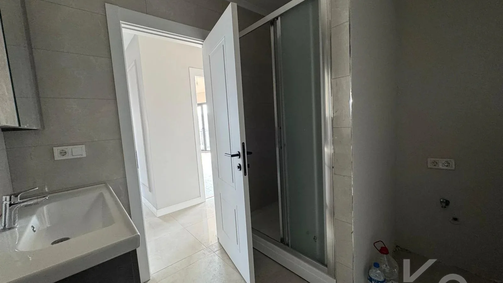 Laci̇vert Cadde Kozyataği Central Hospi̇tal Yakını Sıfır 95 M² Net