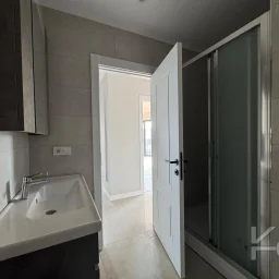 Laci̇vert Cadde Kozyataği Central Hospi̇tal Yakını Sıfır 95 M² Net