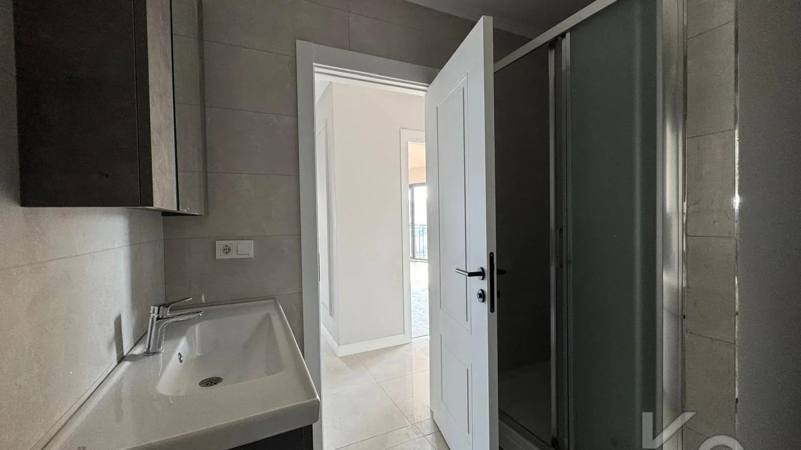 Laci̇vert Cadde Kozyataği Central Hospi̇tal Yakını Sıfır 95 M² Net