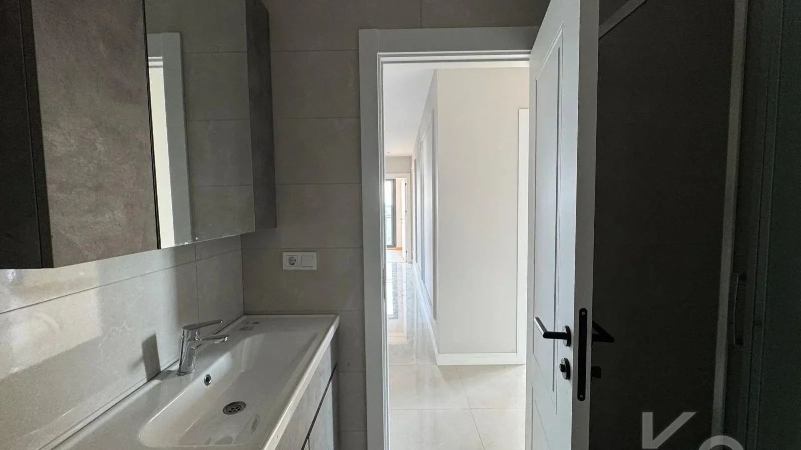 Laci̇vert Cadde Kozyataği Central Hospi̇tal Yakını Sıfır 95 M² Net