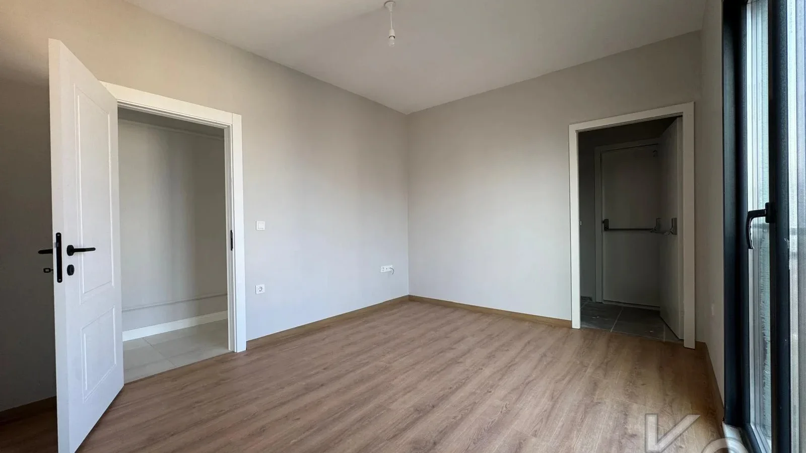 Laci̇vert Cadde Kozyataği Central Hospi̇tal Yakını Sıfır 95 M² Net