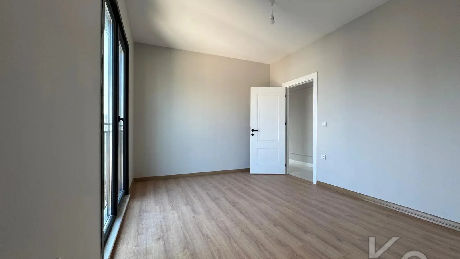 Laci̇vert Cadde Kozyataği Central Hospi̇tal Yakını Sıfır 95 M² Net