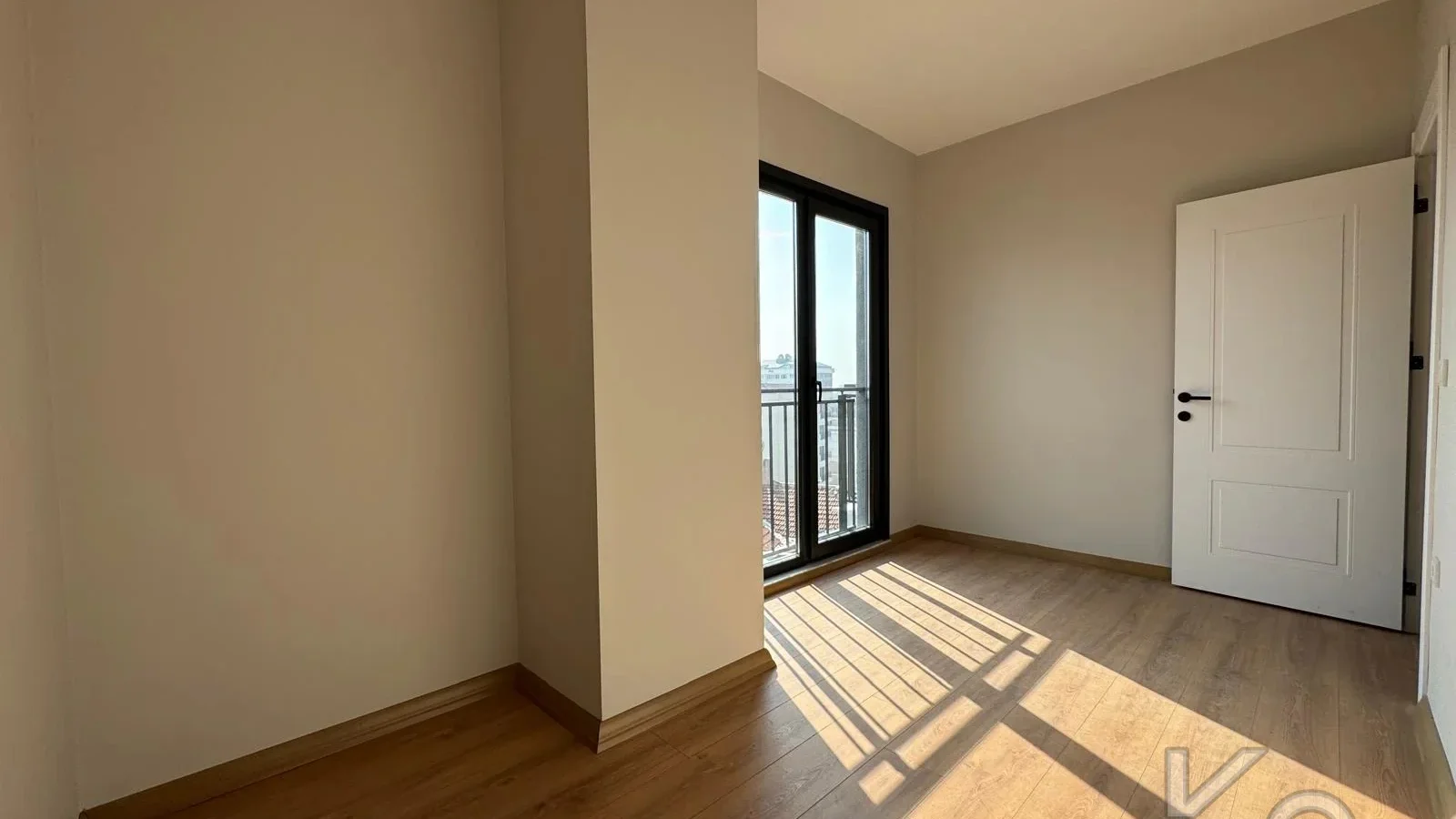 Laci̇vert Cadde Kozyataği Central Hospi̇tal Yakını Sıfır 95 M² Net