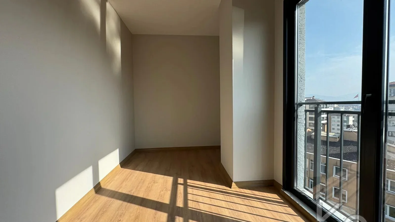 Laci̇vert Cadde Kozyataği Central Hospi̇tal Yakını Sıfır 95 M² Net