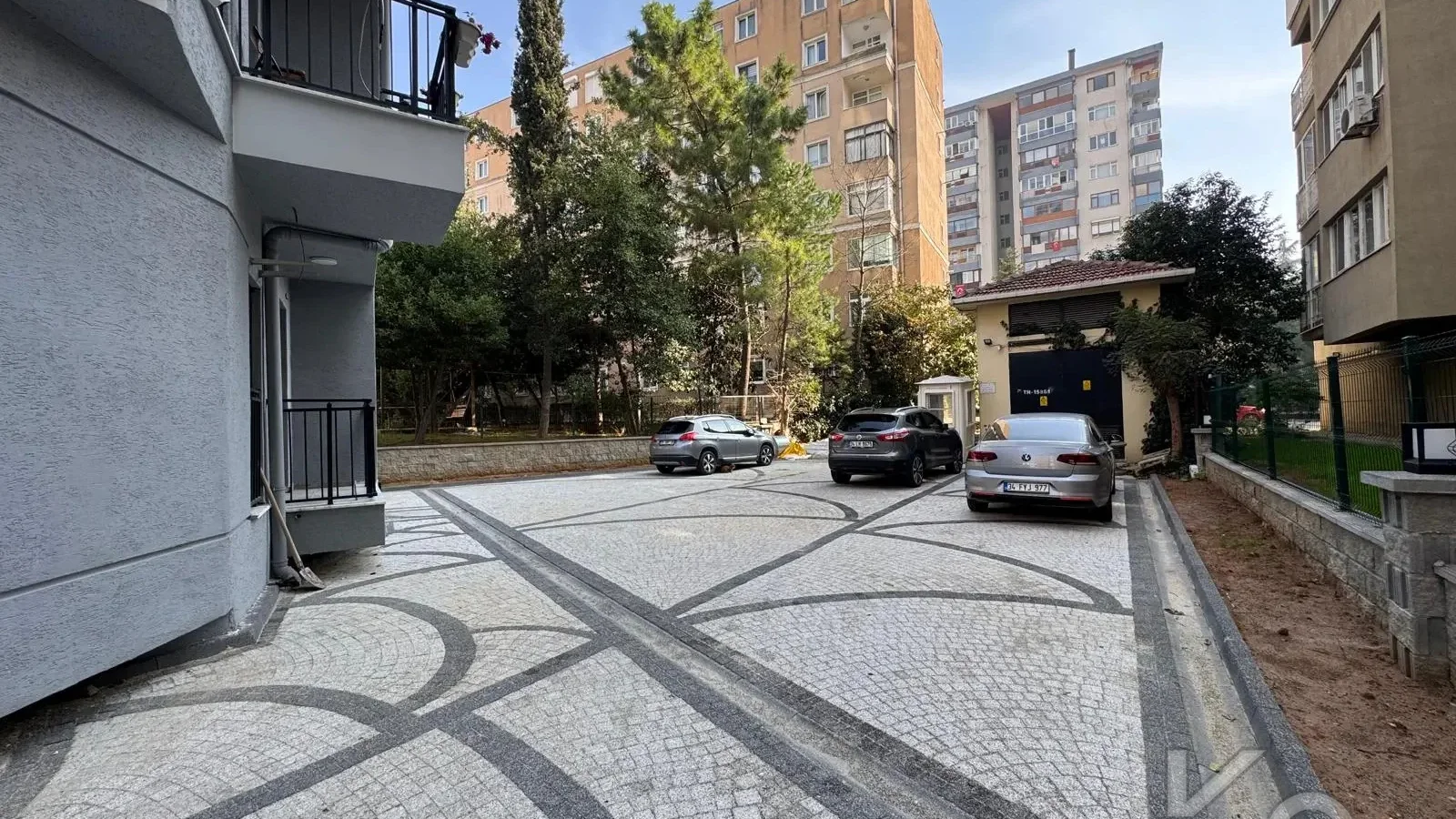 Laci̇vert Cadde Kozyataği Central Hospi̇tal Yakını Sıfır 95 M² Net