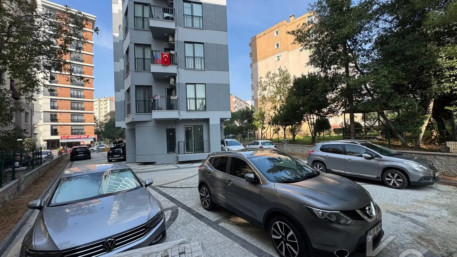 Laci̇vert Cadde Kozyataği Central Hospi̇tal Yakını Sıfır 95 M² Net