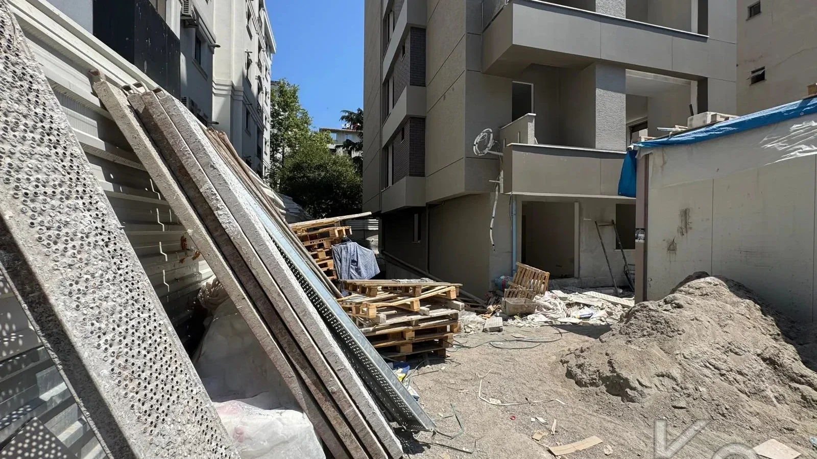 Laci̇vertcadde Kozyataği 2025 Yapimi Sifir Kozzy Avm Yakini 2+1
