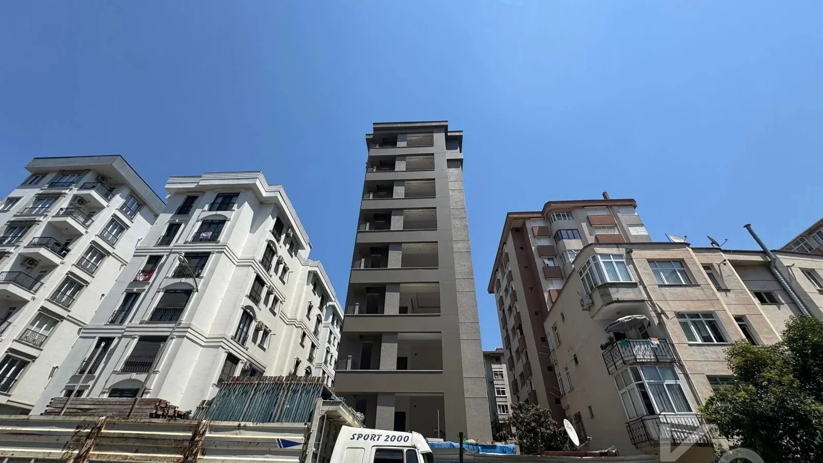 Laci̇vertcadde Kozyataği 2025 Yapimi Sifir Kozzy Avm Yakini 2+1