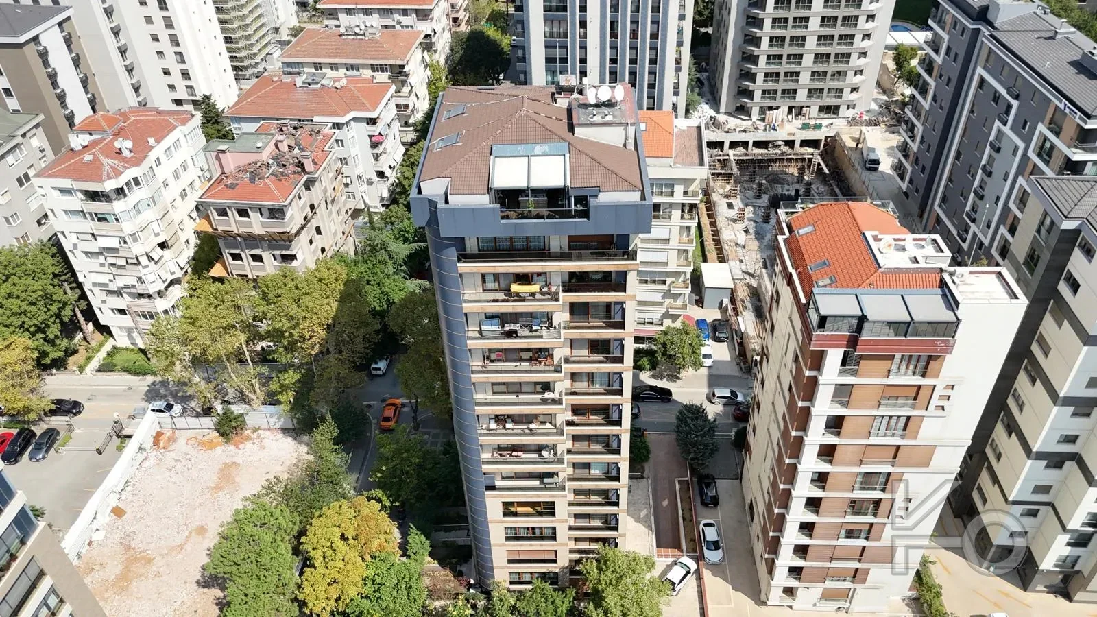 Lacivert Cadde Çam Fıstığı Sokak'ta Ebeveyn'li Balkonlu 140m² Net 3+1