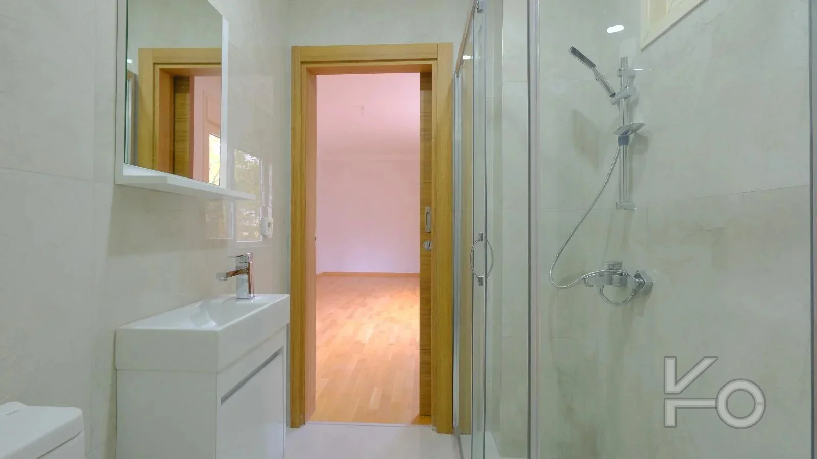 Lacivert Cadde Çam Fıstığı Sokak'ta Ebeveyn'li Balkonlu 140m² Net 3+1