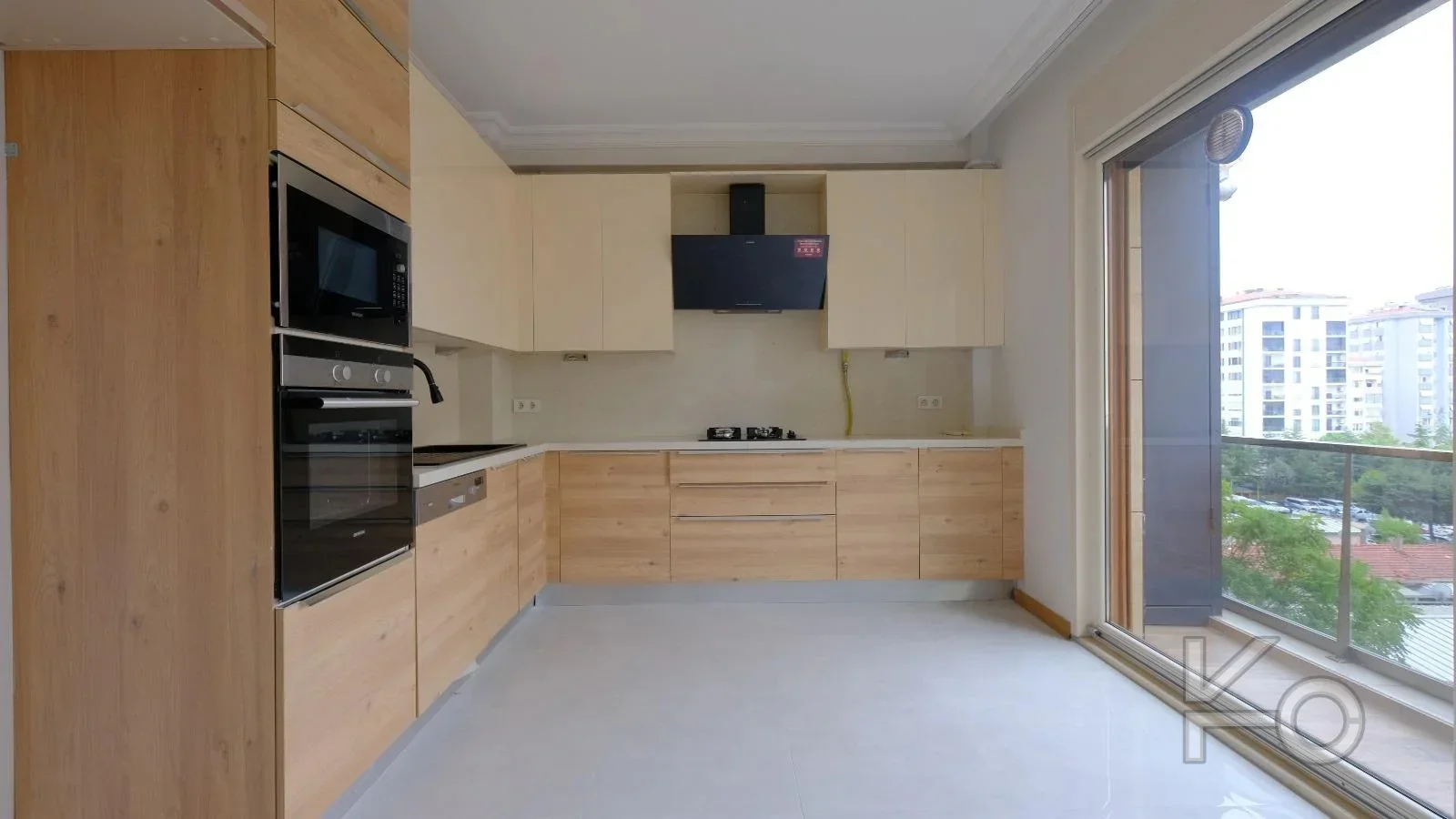 Lacivert Cadde Çam Fıstığı Sokak'ta Ebeveyn'li Balkonlu 140m² Net 3+1