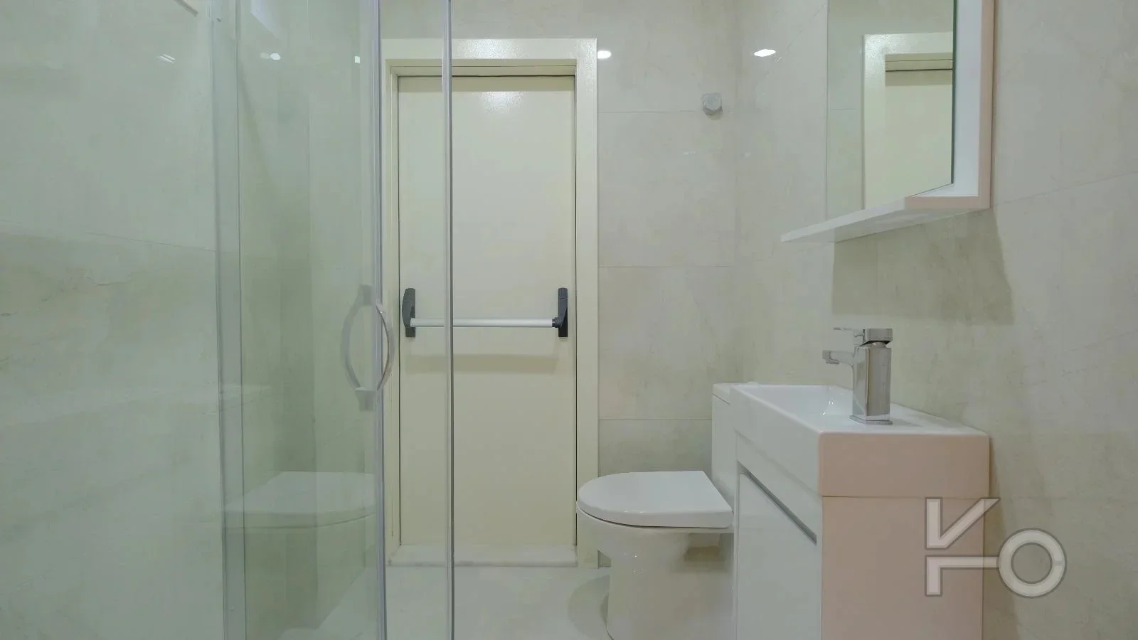 Lacivert Cadde Çam Fıstığı Sokak'ta Ebeveyn'li Balkonlu 140m² Net 3+1