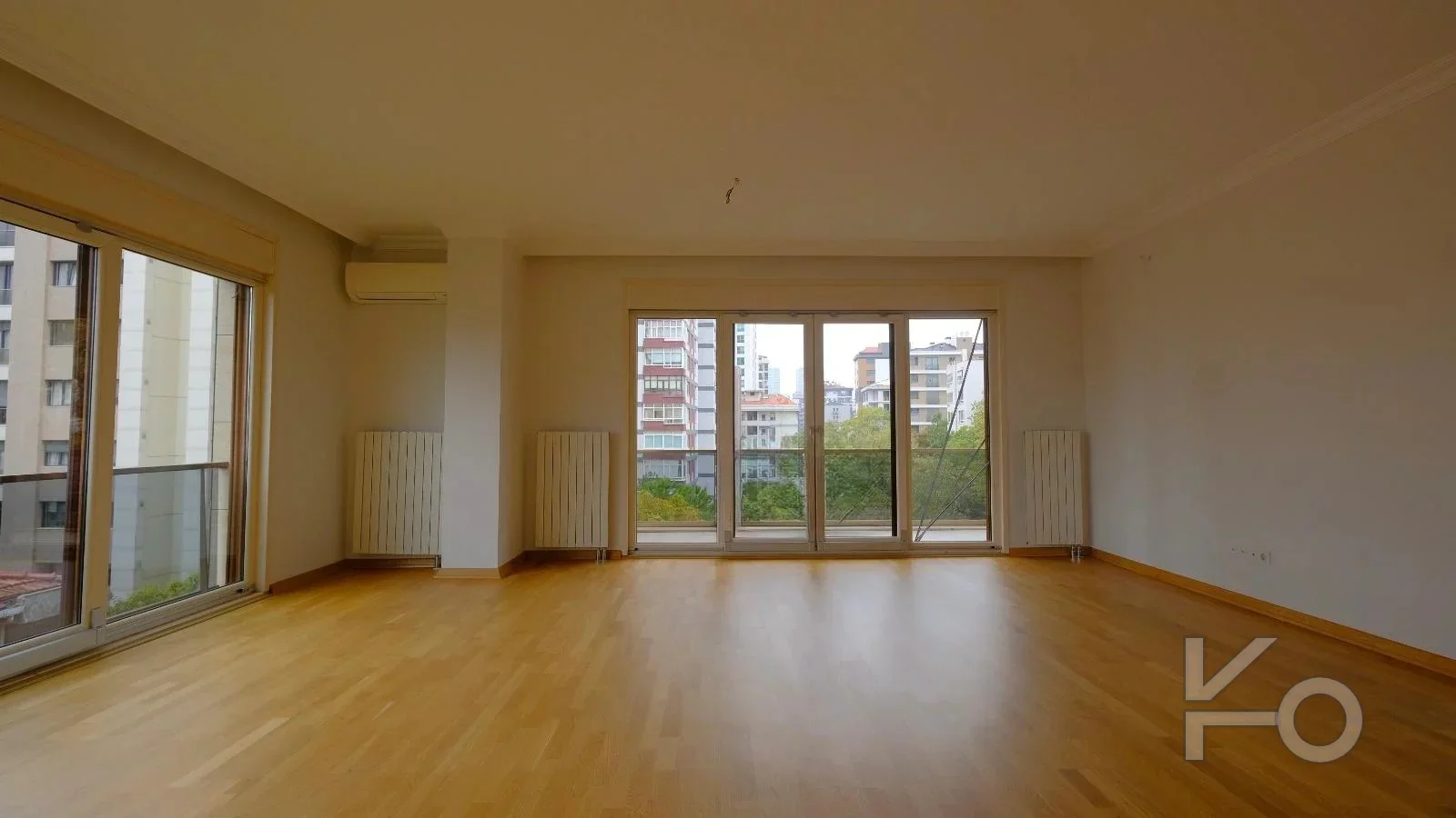 Lacivert Cadde Çam Fıstığı Sokak'ta Ebeveyn'li Balkonlu 140m² Net 3+1