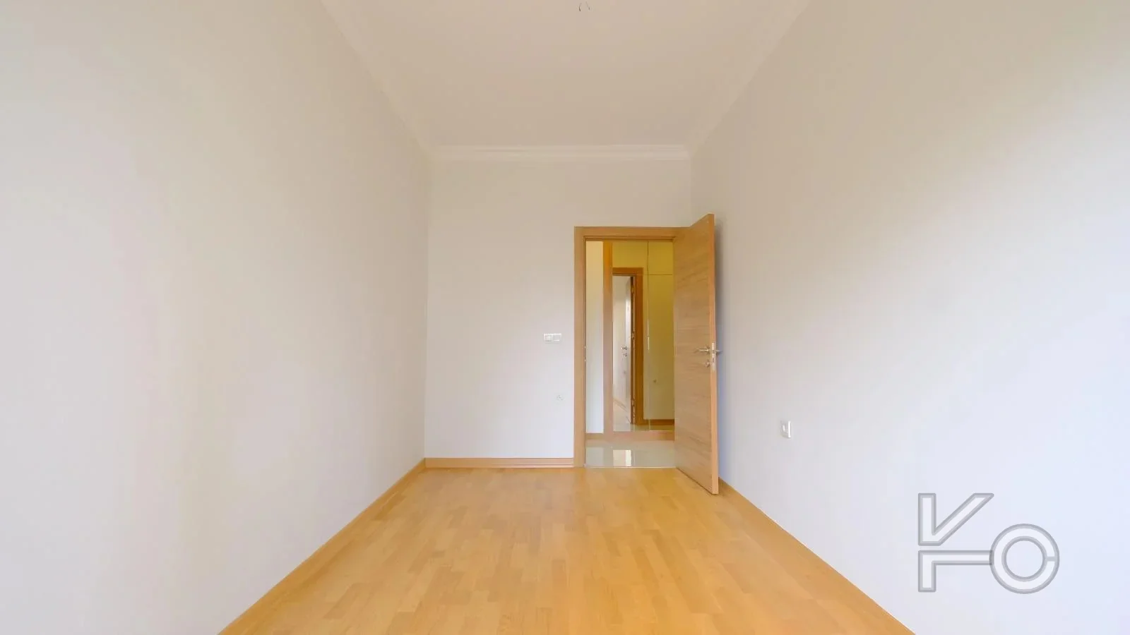 Lacivert Cadde Çam Fıstığı Sokak'ta Ebeveyn'li Balkonlu 140m² Net 3+1