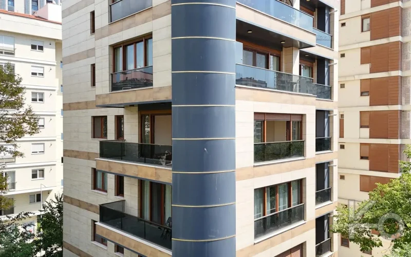 Lacivert Cadde Çam Fıstığı Sokak'ta Ebeveyn'li Balkonlu 140m² Net 3+1