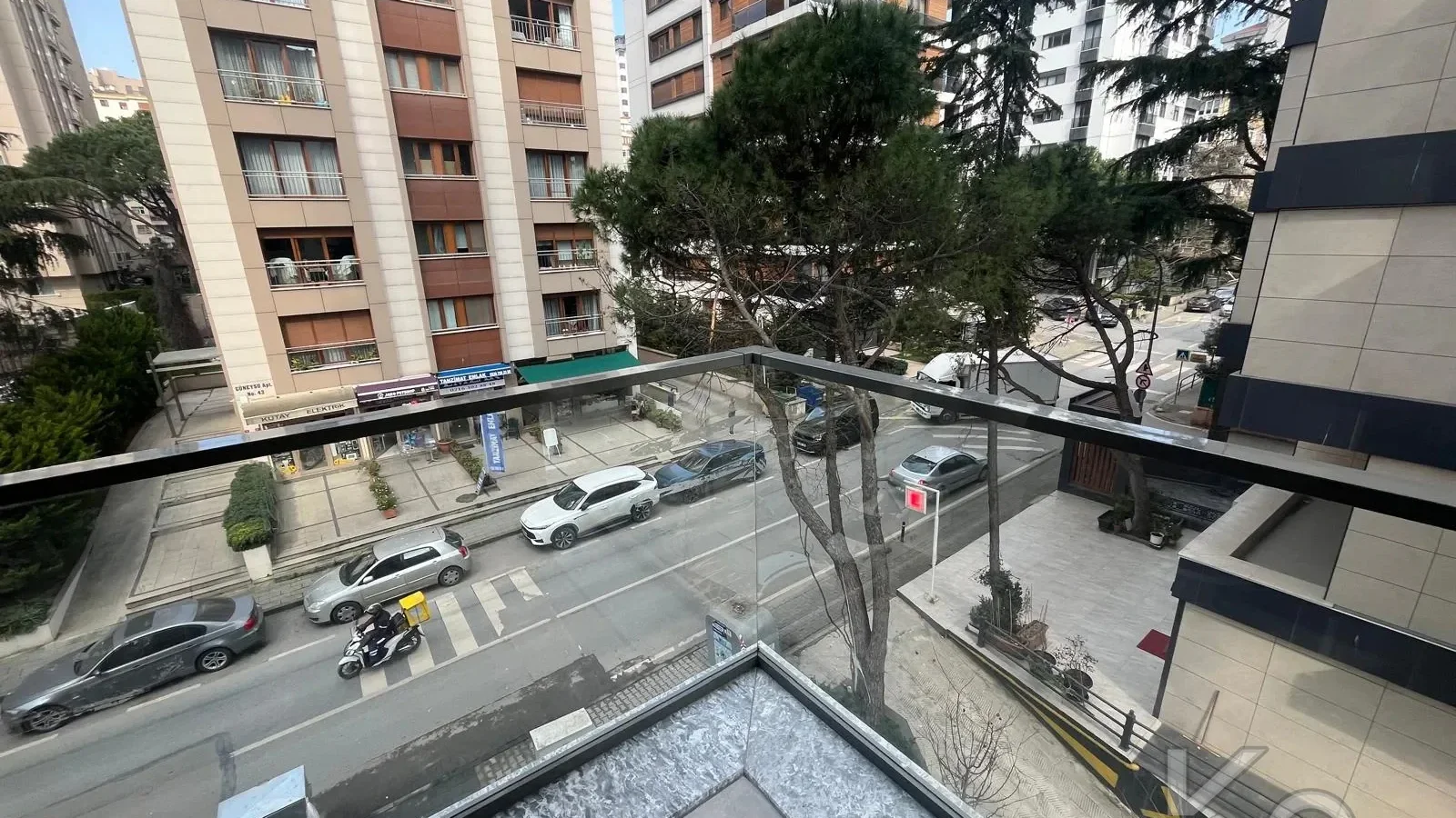 Laci̇vert Cadde Göztepe Tanzi̇mat'ta Balkonlu  95m² Net 3+1