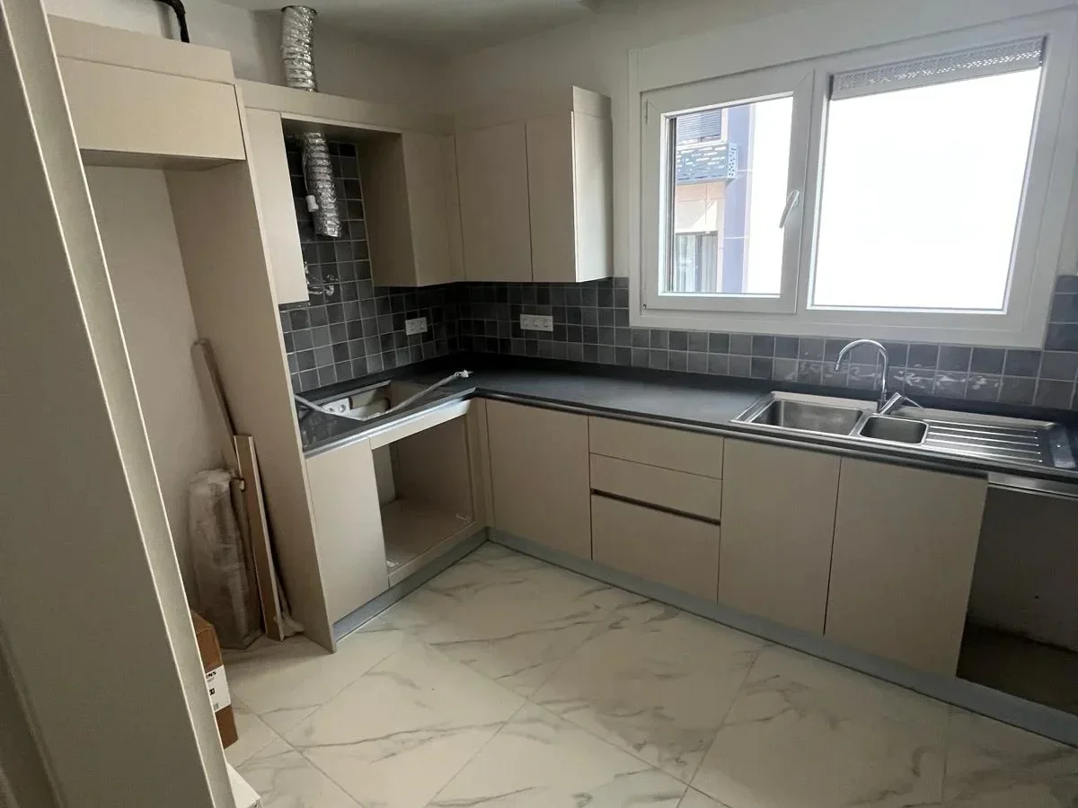 Laci̇vert Cadde Göztepe Tanzi̇mat'ta Balkonlu  95m² Net 3+1