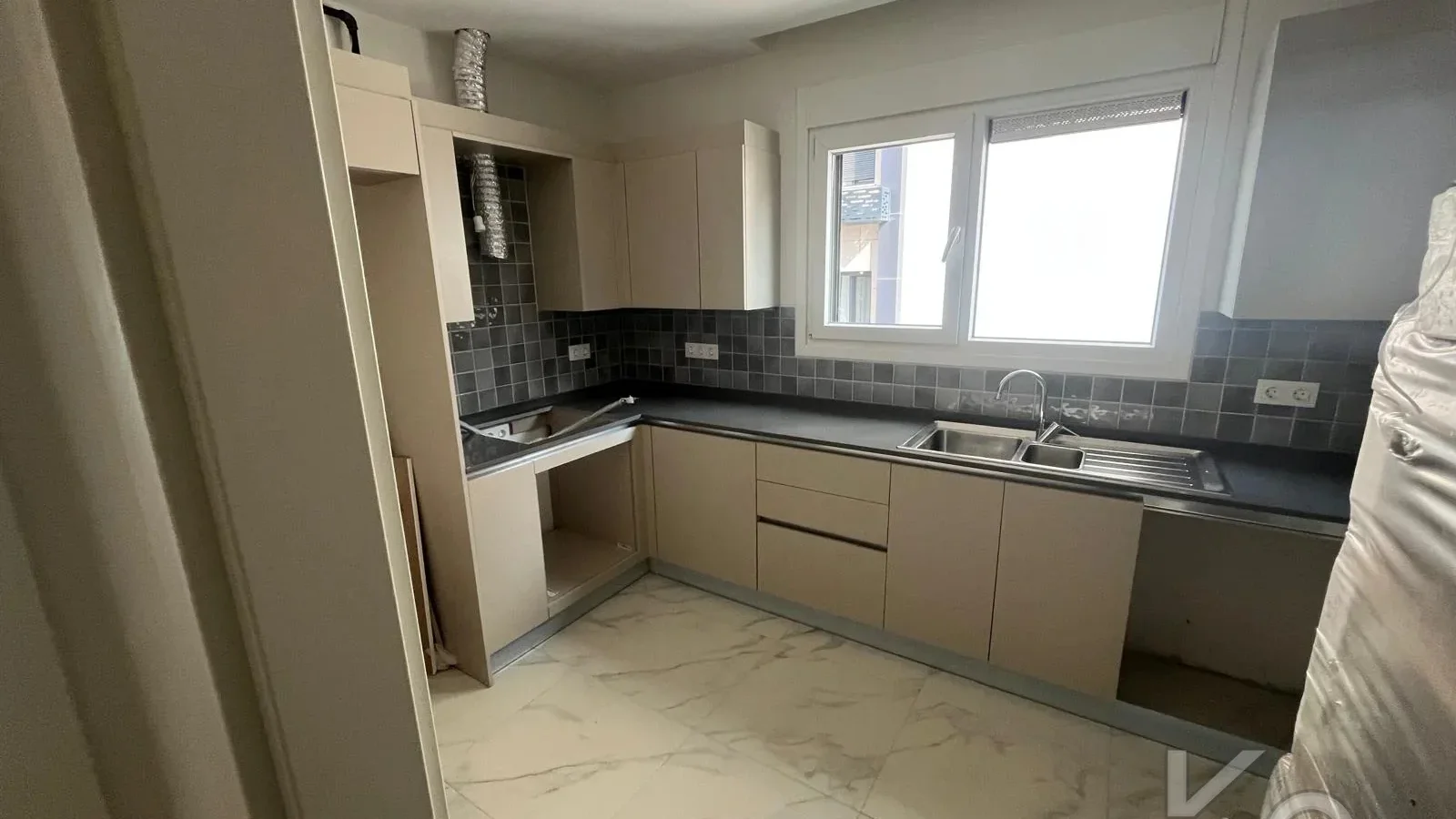Laci̇vert Cadde Göztepe Tanzi̇mat'ta Balkonlu  95m² Net 3+1