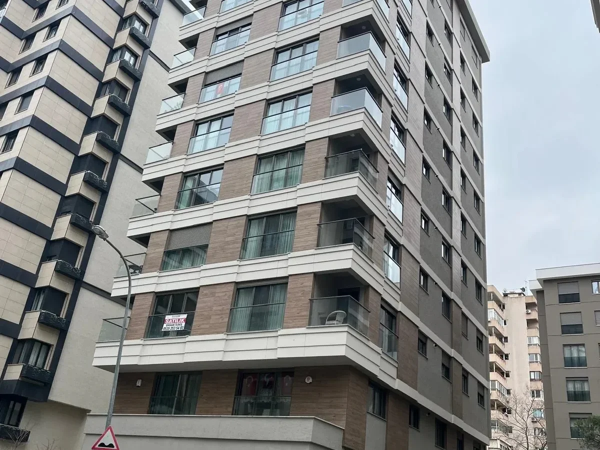 Laci̇vert Cadde Göztepe Tanzi̇mat'ta Balkonlu  95m² Net 3+1