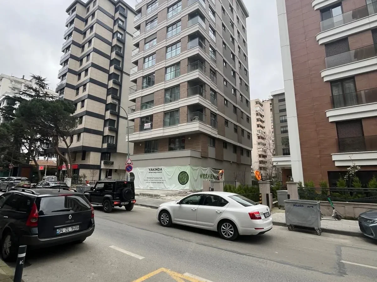 Laci̇vert Cadde Göztepe Tanzi̇mat'ta Balkonlu  95m² Net 3+1