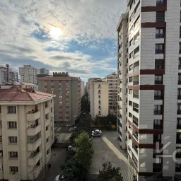 Laci̇vert Cadde Bağdat Caddesi̇ Yakini Akış Sokakta Yeni̇ Bi̇nada 3+1 90m² Net