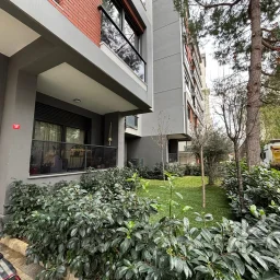 Laci̇vert Cadde Bağdat Caddesi̇ Yakini Akış Sokakta Yeni̇ Bi̇nada 3+1 90m² Net