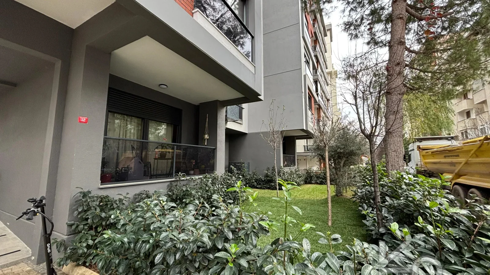 Laci̇vert Cadde Bağdat Caddesi̇ Yakini Akış Sokakta Yeni̇ Bi̇nada 3+1 90m² Net