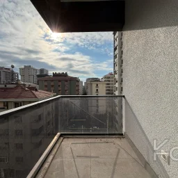 Laci̇vert Cadde Bağdat Caddesi̇ Yakini Akış Sokakta Yeni̇ Bi̇nada 3+1 90m² Net