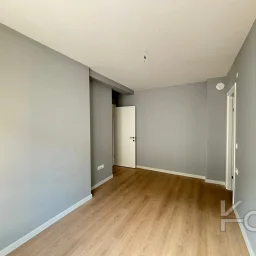 Laci̇vert Cadde Bağdat Caddesi̇ Yakini Akış Sokakta Yeni̇ Bi̇nada 3+1 90m² Net