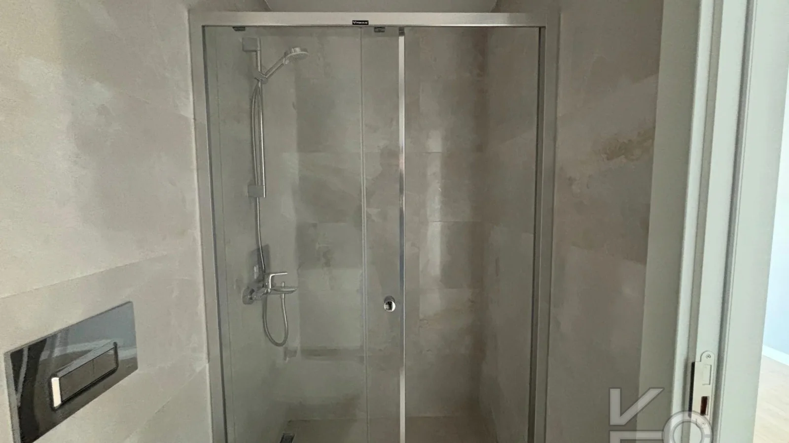 Laci̇vert Cadde Bağdat Caddesi̇ Yakini Akış Sokakta Yeni̇ Bi̇nada 3+1 90m² Net