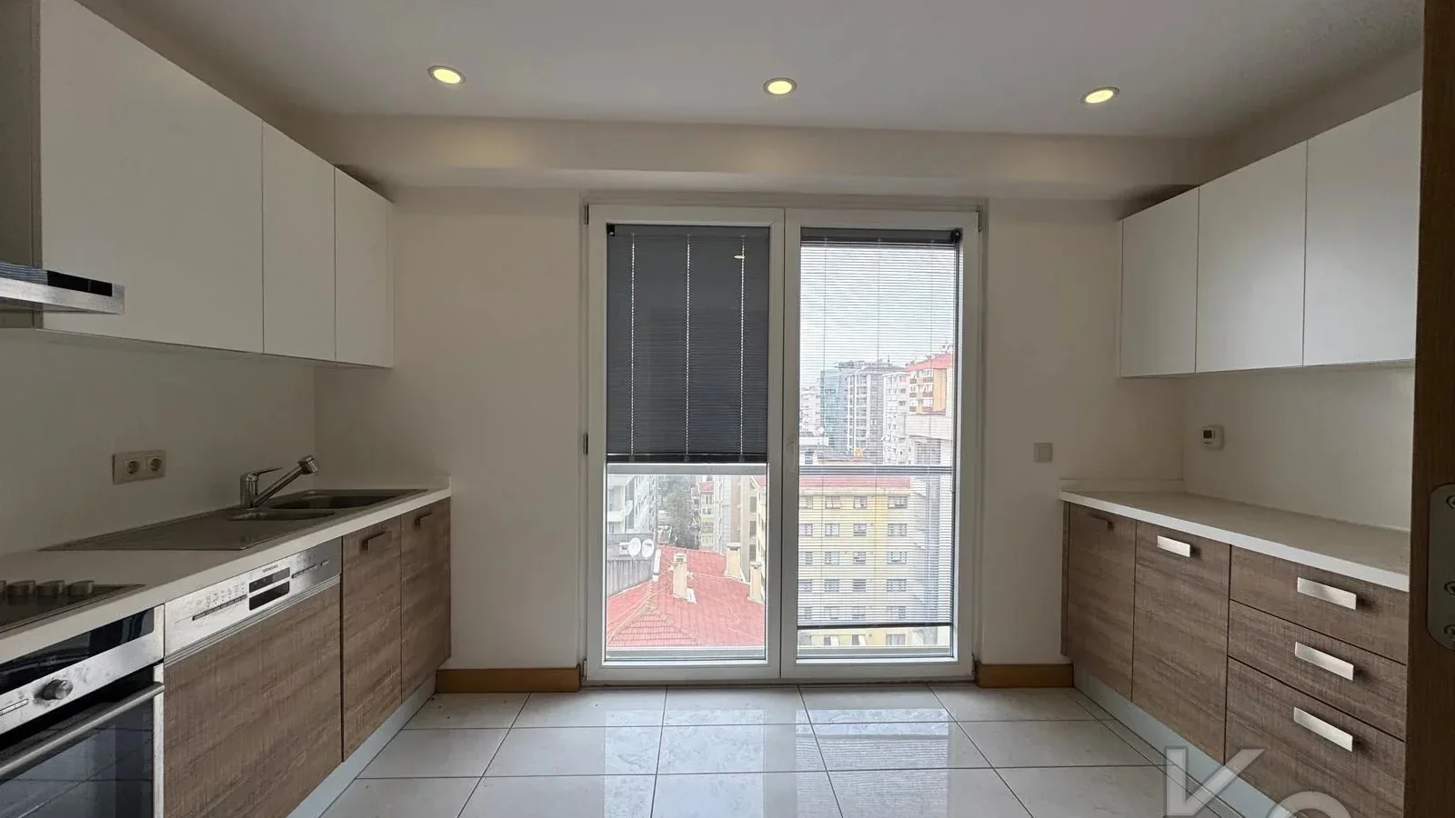 Laci̇vert Cadde Taşmektep'de 7/24 Güvenli̇k Açik Yüzme Havuzlu 100 M² 3+1