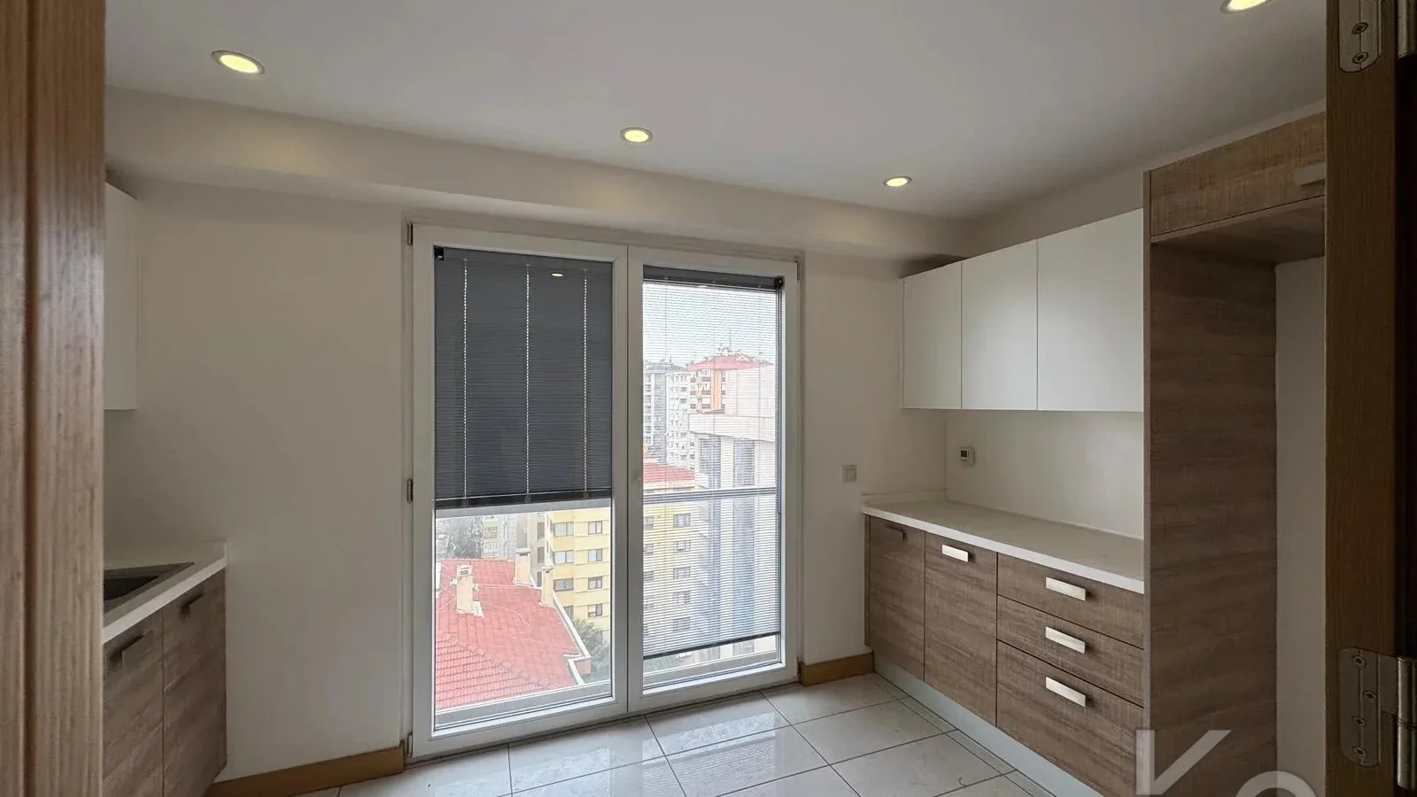 Laci̇vert Cadde Taşmektep'de 7/24 Güvenli̇k Açik Yüzme Havuzlu 100 M² 3+1