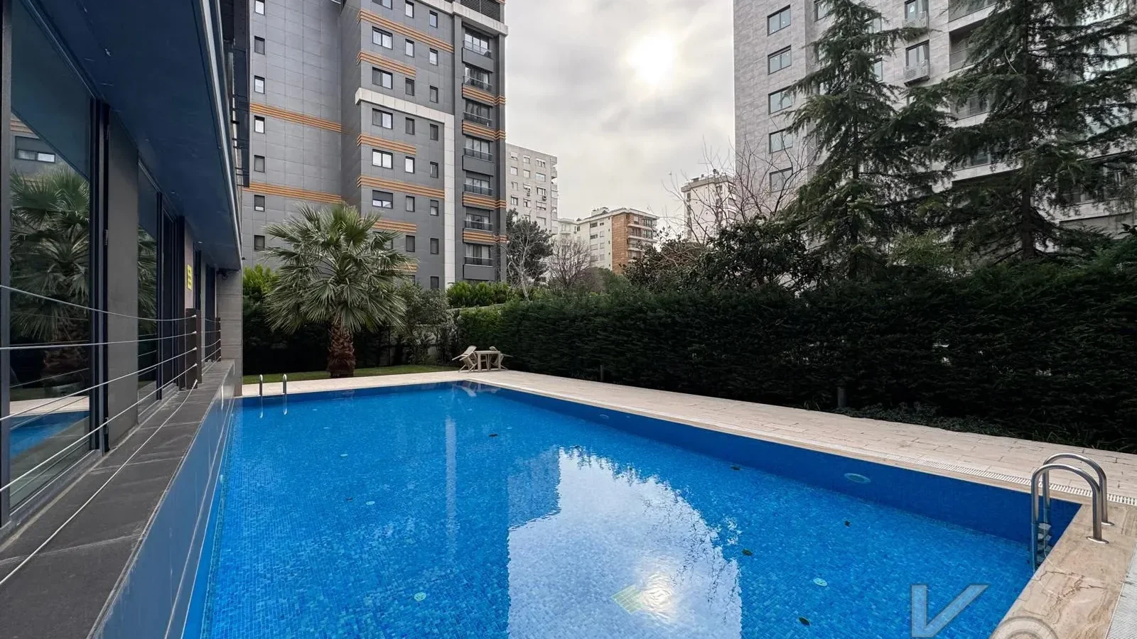 Laci̇vert Cadde Taşmektep'de 7/24 Güvenli̇k Açik Yüzme Havuzlu 100 M² 3+1