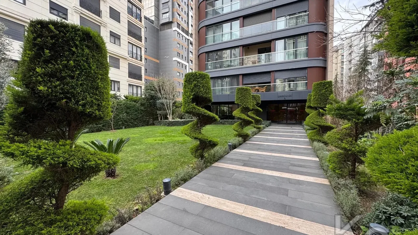 Laci̇vert Cadde Taşmektep'de 7/24 Güvenli̇k Açik Yüzme Havuzlu 100 M² 3+1