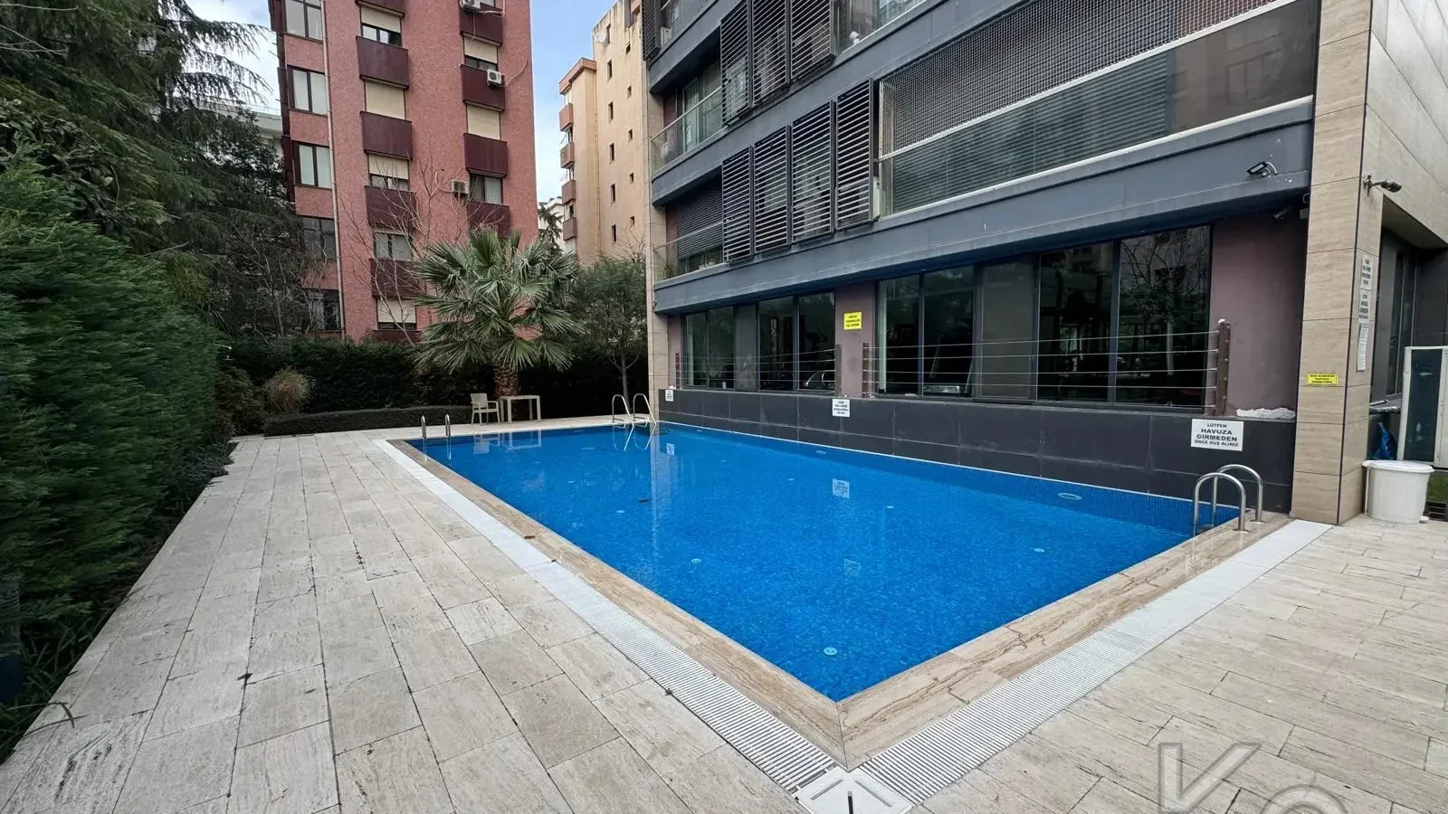 Laci̇vert Cadde Taşmektep'de 7/24 Güvenli̇k Açik Yüzme Havuzlu 100 M² 3+1