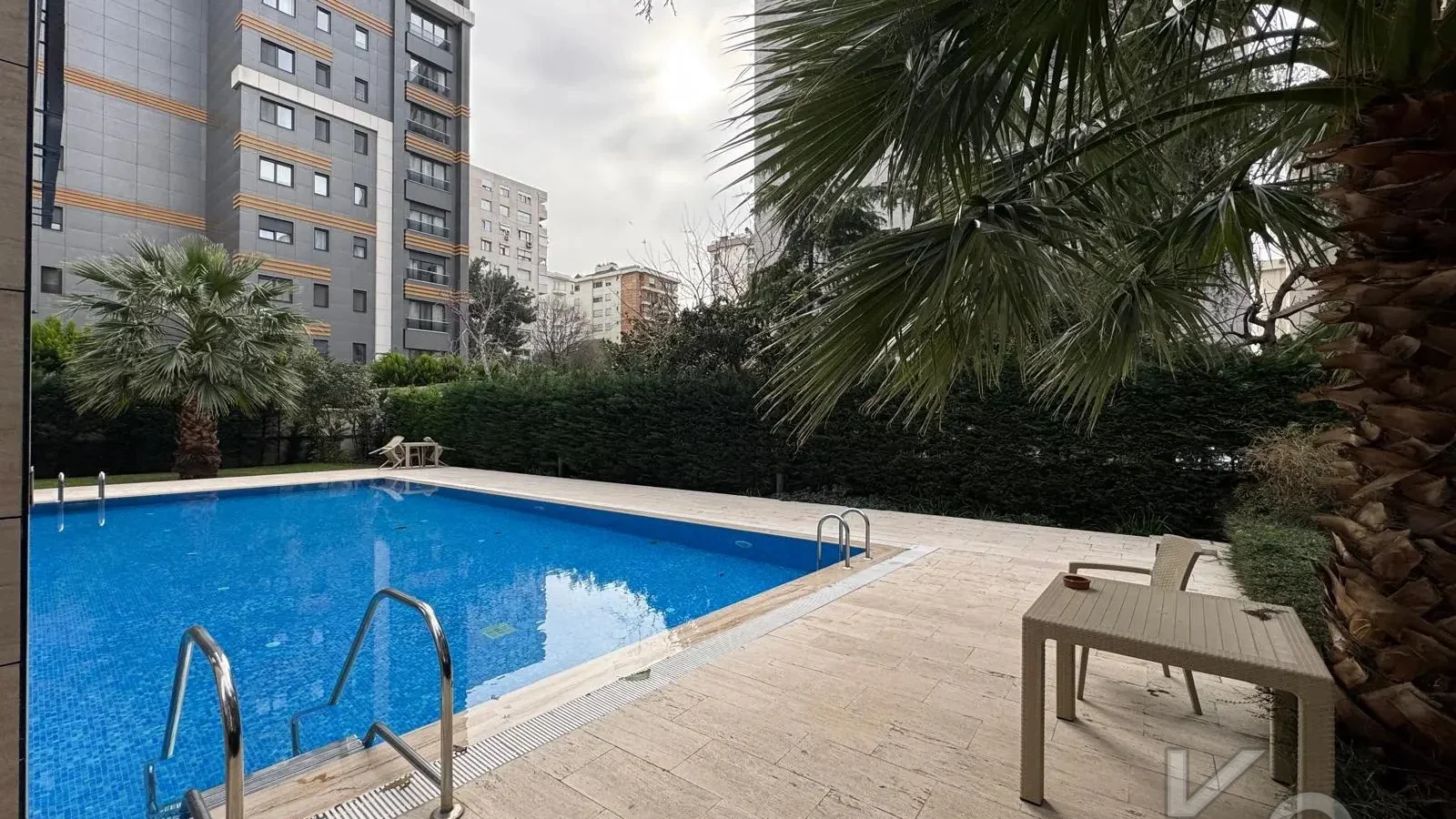 Laci̇vert Cadde Taşmektep'de 7/24 Güvenli̇k Açik Yüzme Havuzlu 100 M² 3+1