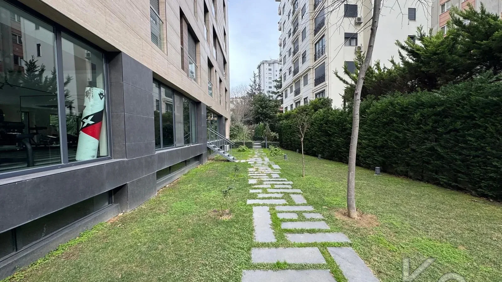 Laci̇vert Cadde Taşmektep'de 7/24 Güvenli̇k Açik Yüzme Havuzlu 100 M² 3+1