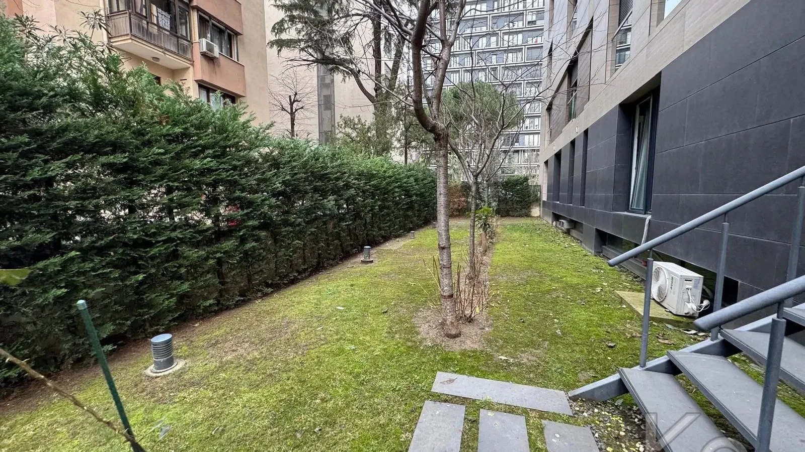 Laci̇vert Cadde Taşmektep'de 7/24 Güvenli̇k Açik Yüzme Havuzlu 100 M² 3+1