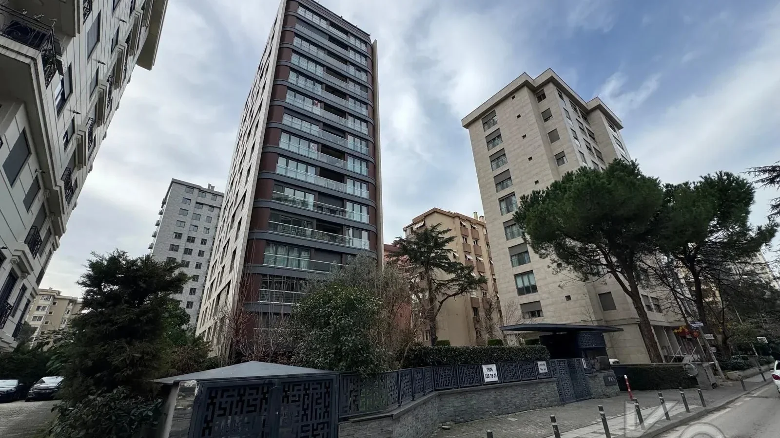 Laci̇vert Cadde Taşmektep'de 7/24 Güvenli̇k Açik Yüzme Havuzlu 100 M² 3+1