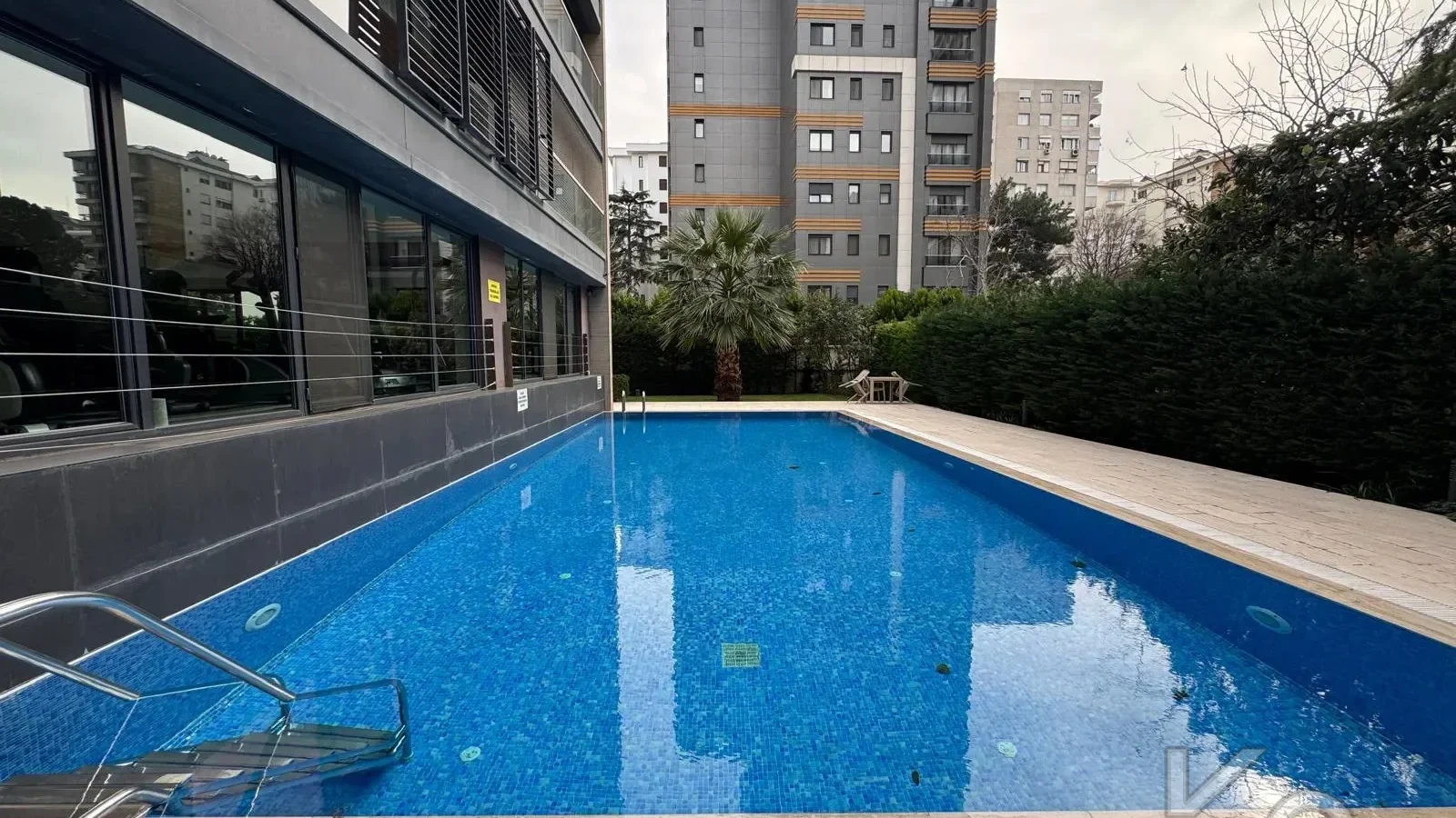 Laci̇vert Cadde Taşmektep'de 7/24 Güvenli̇k Açik Yüzme Havuzlu 100 M² 3+1