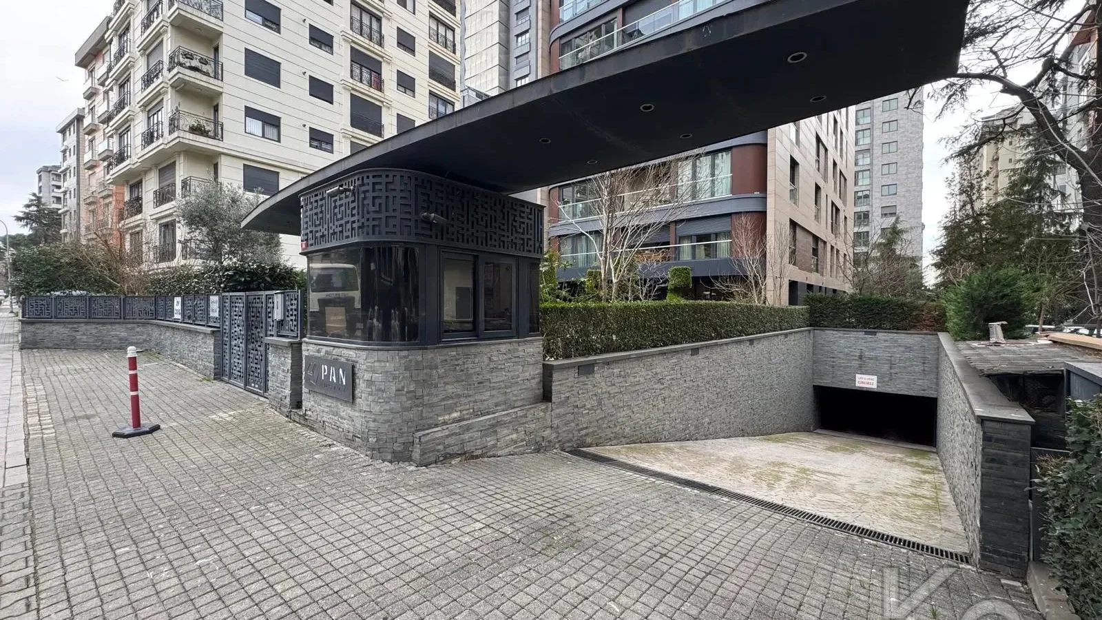 Laci̇vert Cadde Taşmektep'de 7/24 Güvenli̇k Açik Yüzme Havuzlu 100 M² 3+1